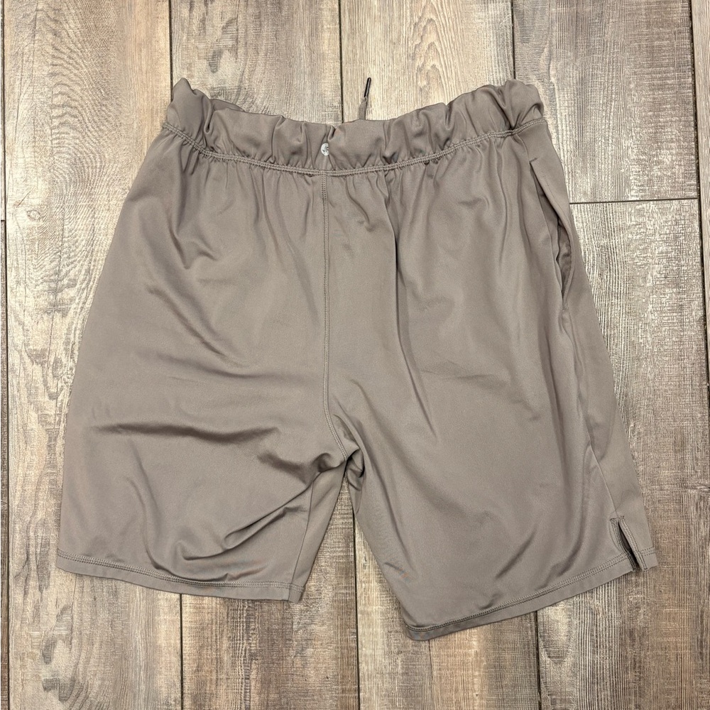 Joe Fresh Men's Athletic Shorts in Taupe - Picture 4 of 4
